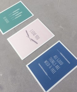 grafiska vykort med typograferade budskap